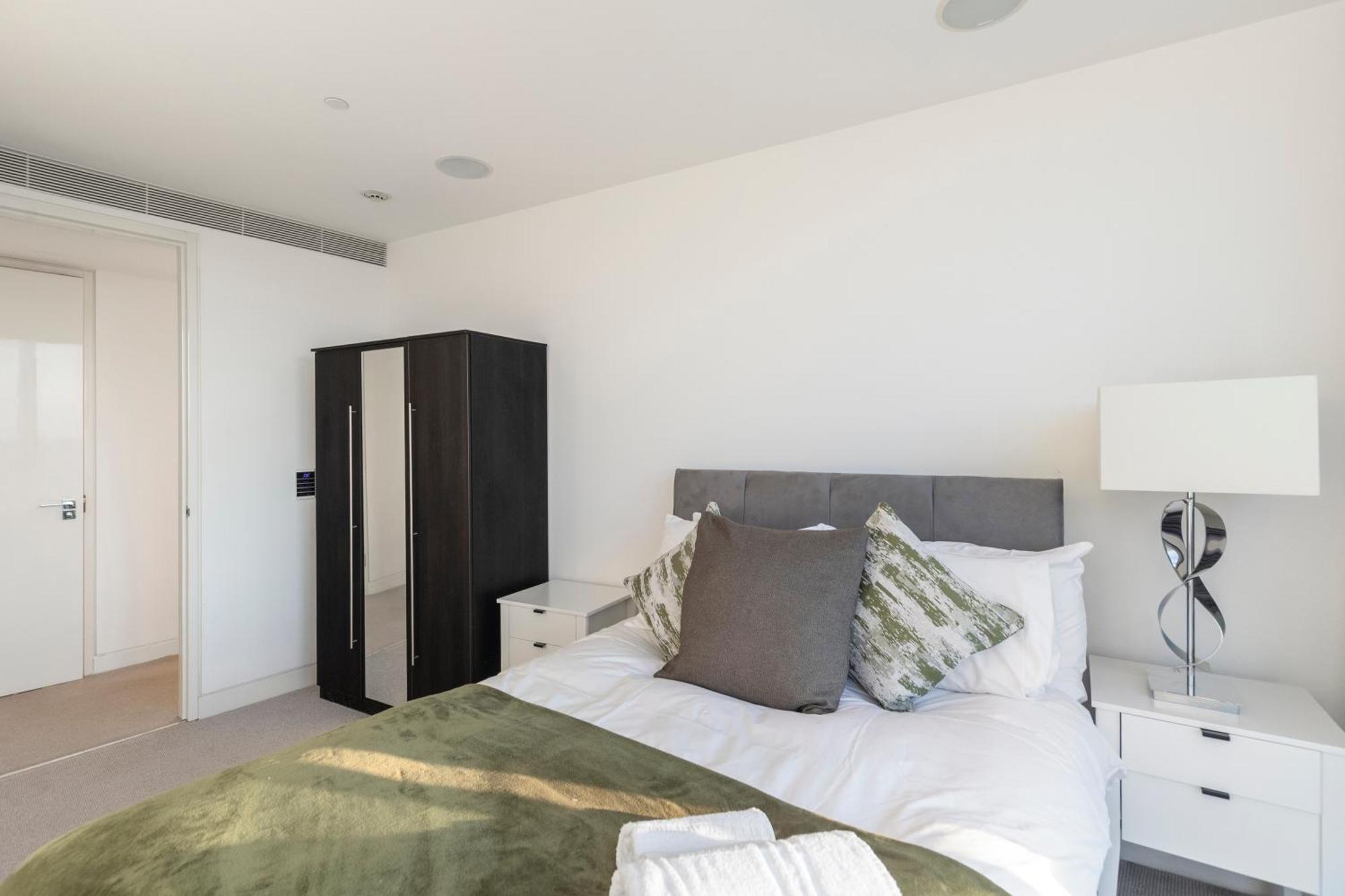 Skyline Views Luxury 3 Bedroom Free Parking Apartment *
