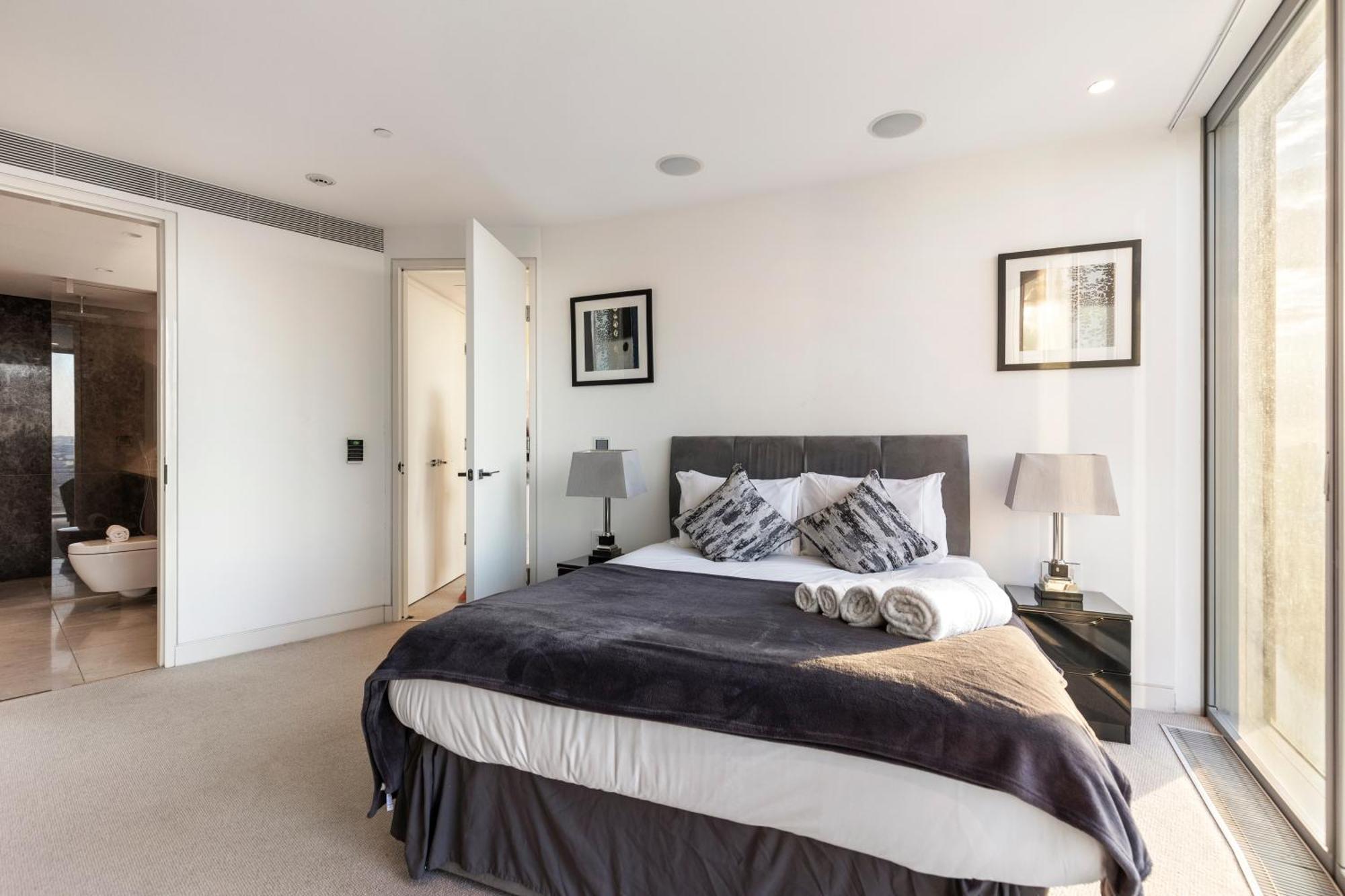 Skyline Views Luxury 3 Bedroom Free Parking Apartment