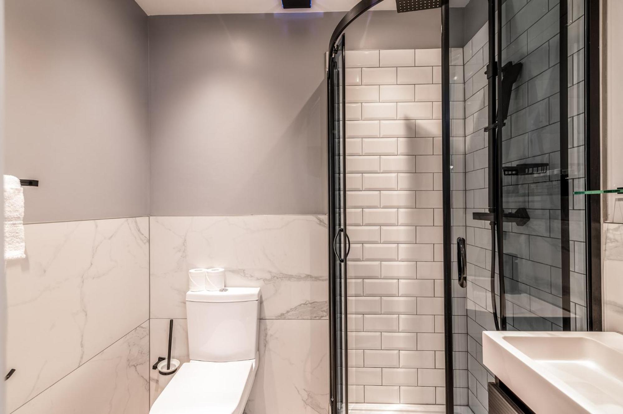 Bob W Earl's Court - Warwick Road 3*