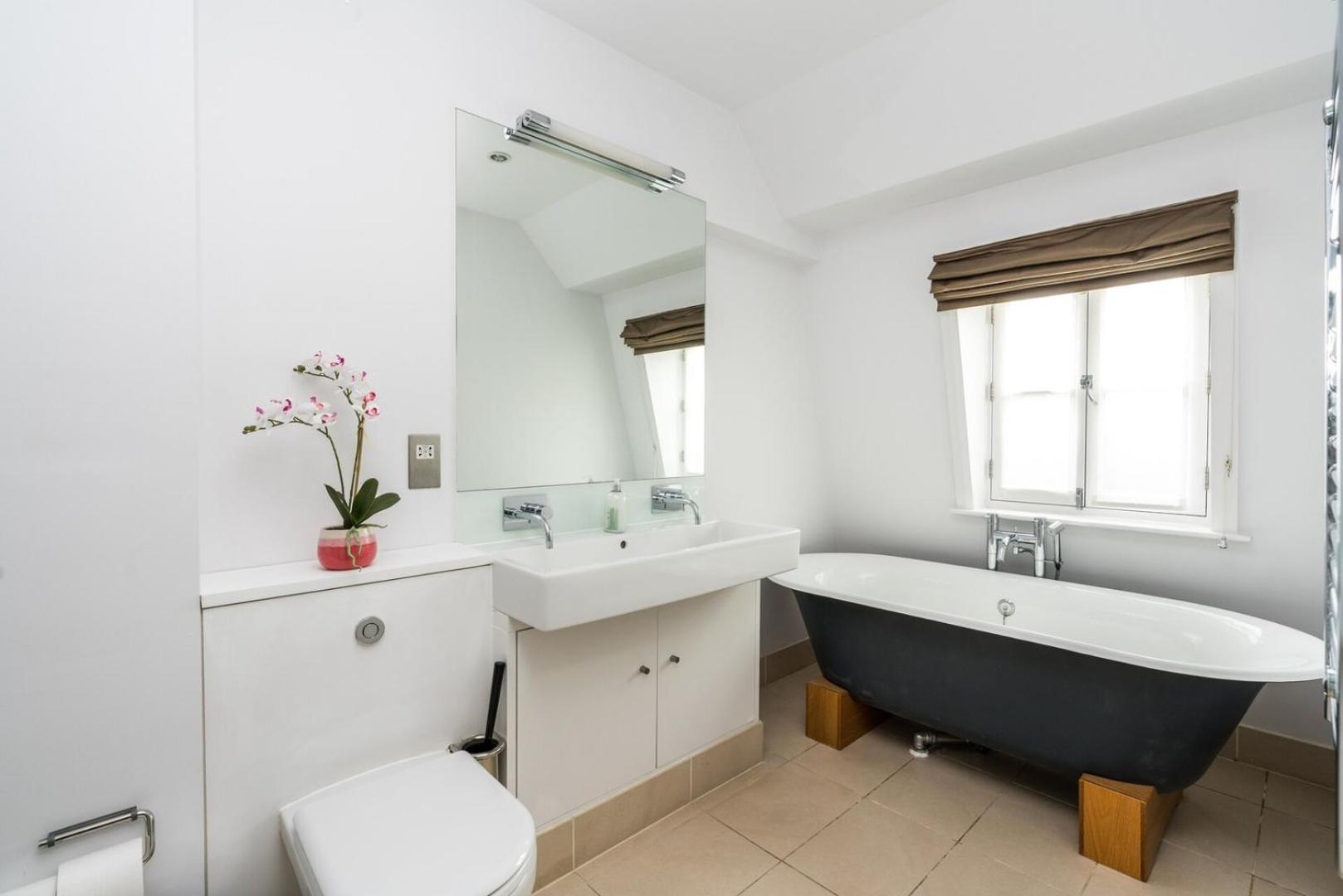A Stunning Three Bedroom In Mayfair London