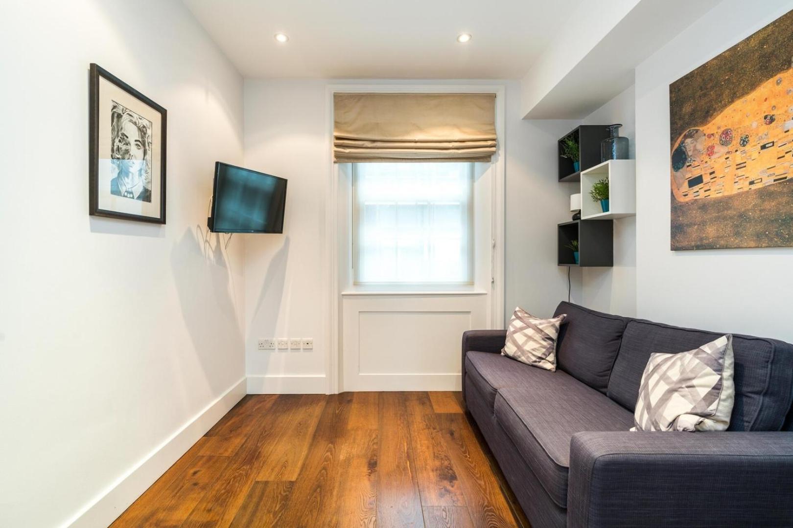 A Stunning Three Bedroom In Mayfair Holiday home London