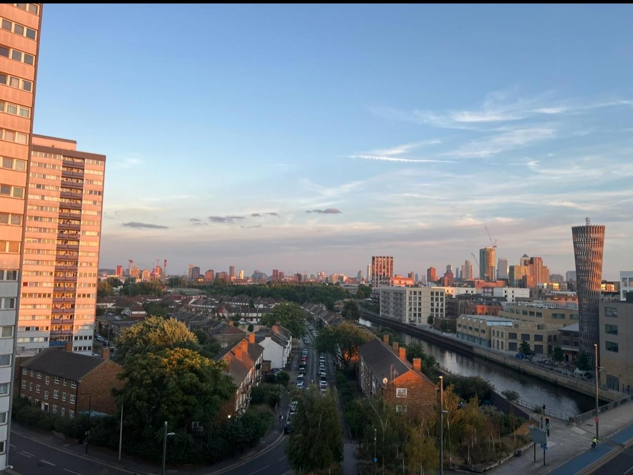 Cosy One Bedroom 5 Min Walk To Abba Voyage Venue Stadium Apartment