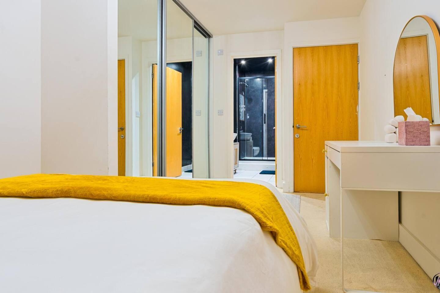 Canary Wharf Balcony & Waterfront 2-bed, 2-bath London