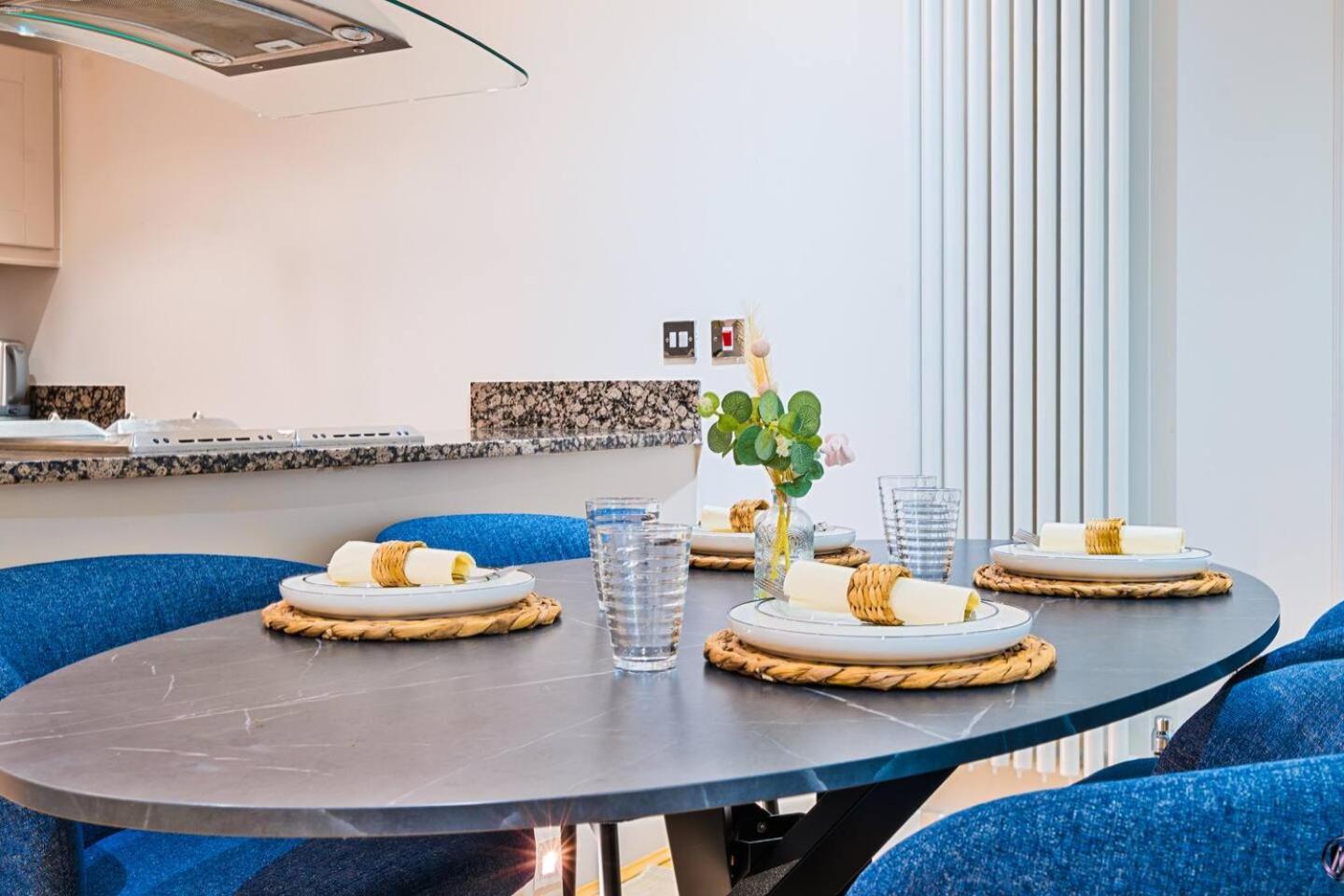 Apartment Canary Wharf Balcony & Waterfront 2-bed, 2-bath London