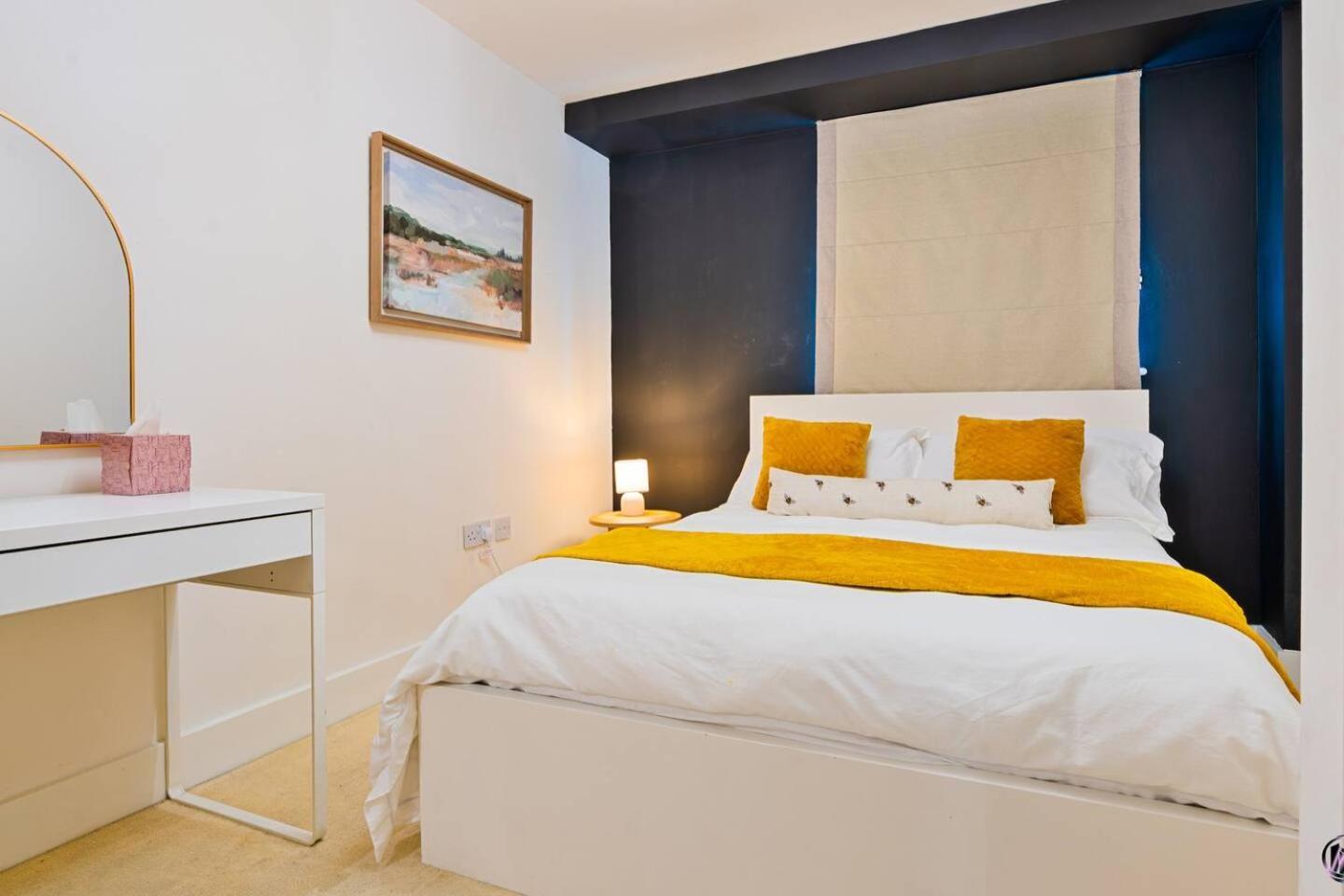 Canary Wharf Balcony & Waterfront 2-bed, 2-bath Apartment *