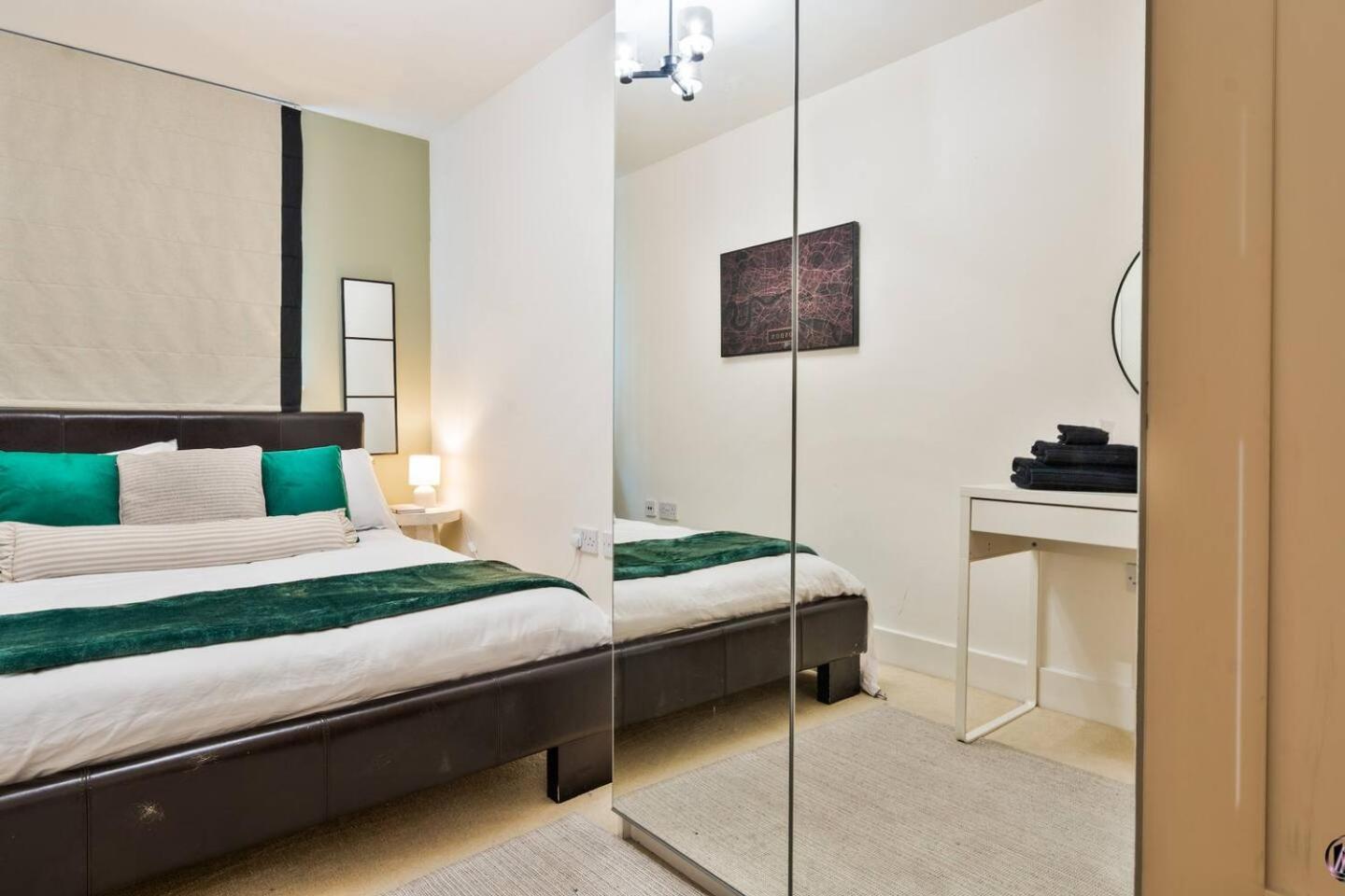 Canary Wharf Balcony & Waterfront 2-bed, 2-bath Apartment London