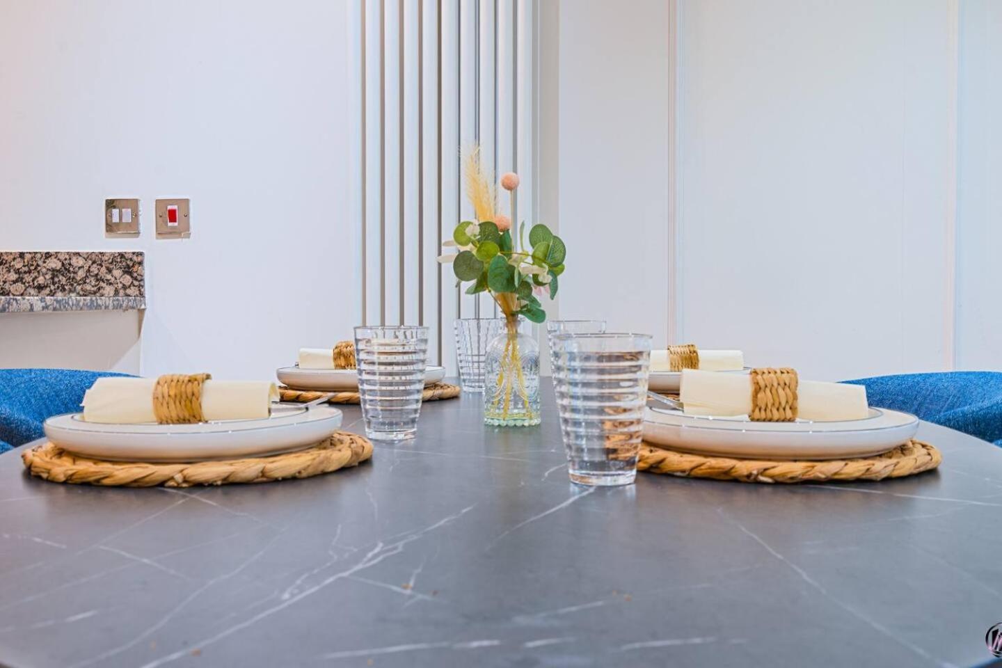 Apartment Canary Wharf Balcony & Waterfront 2-bed, 2-bath London