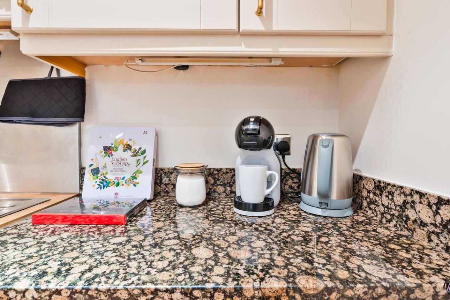 Canary Wharf Balcony & Waterfront 2-bed, 2-bath London