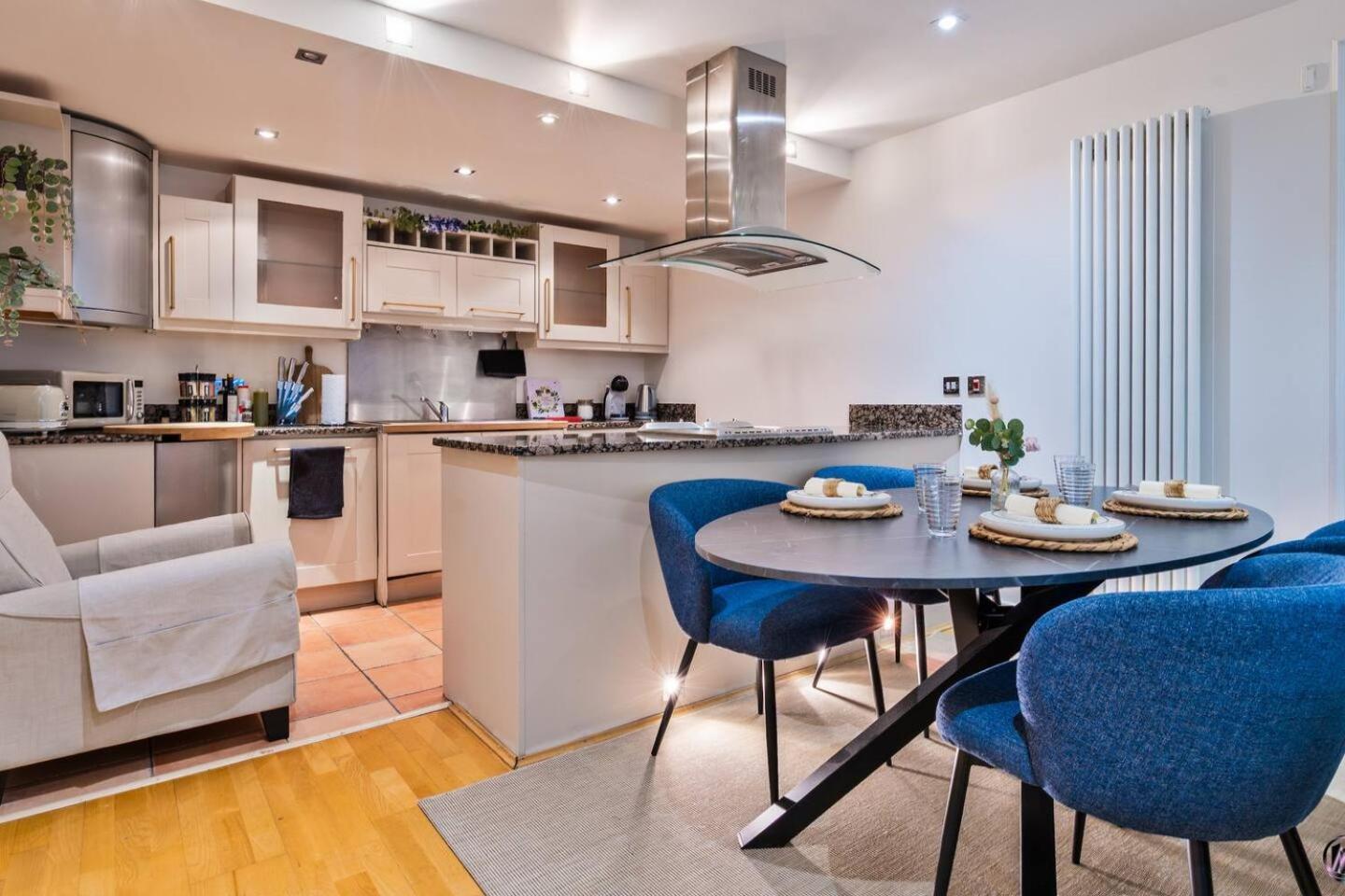 Canary Wharf Balcony & Waterfront 2-bed, 2-bath Apartment *