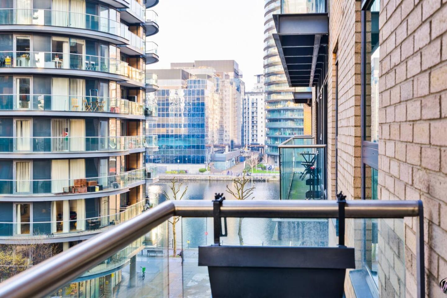 Canary Wharf Balcony & Waterfront 2-bed, 2-bath Apartment London