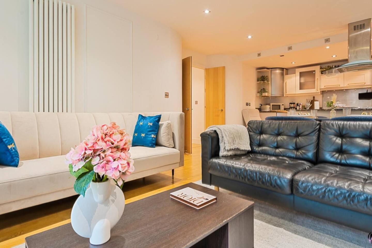 Apartment Canary Wharf Balcony & Waterfront 2-bed, 2-bath London