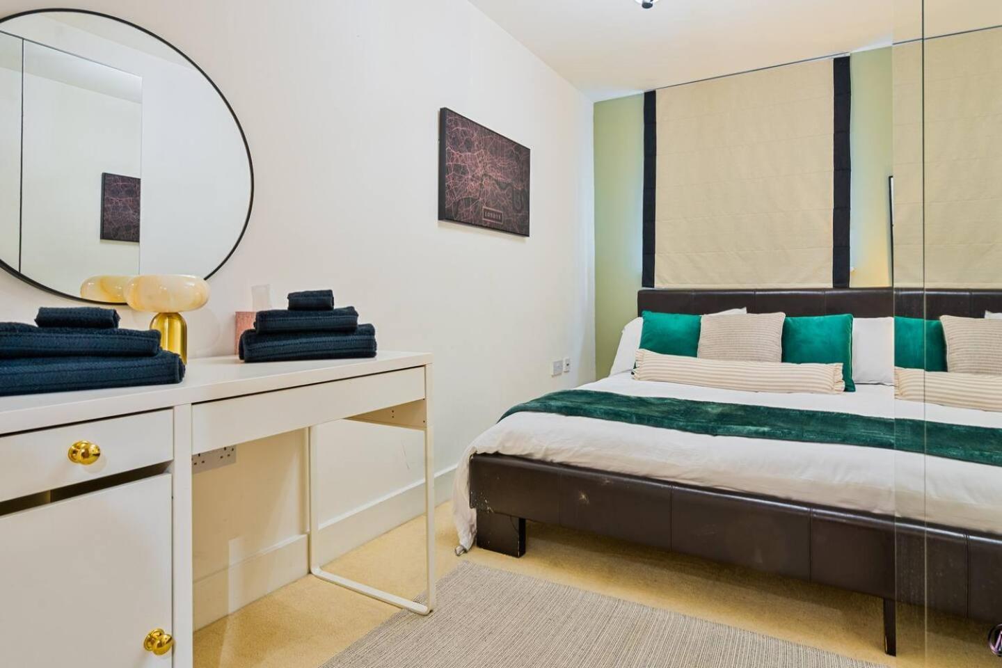 Canary Wharf Balcony & Waterfront 2-bed, 2-bath Apartment