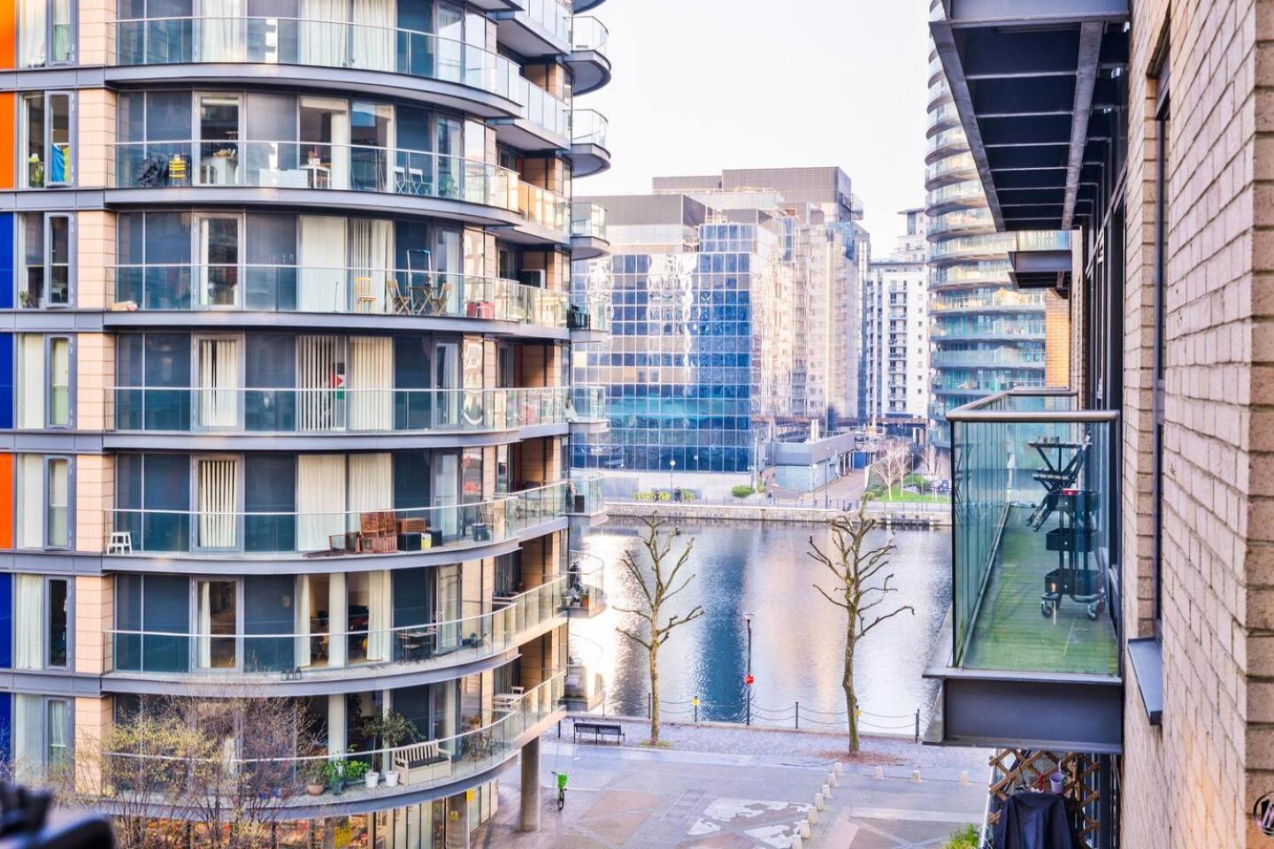 Canary Wharf Balcony & Waterfront 2-bed, 2-bath Apartment London