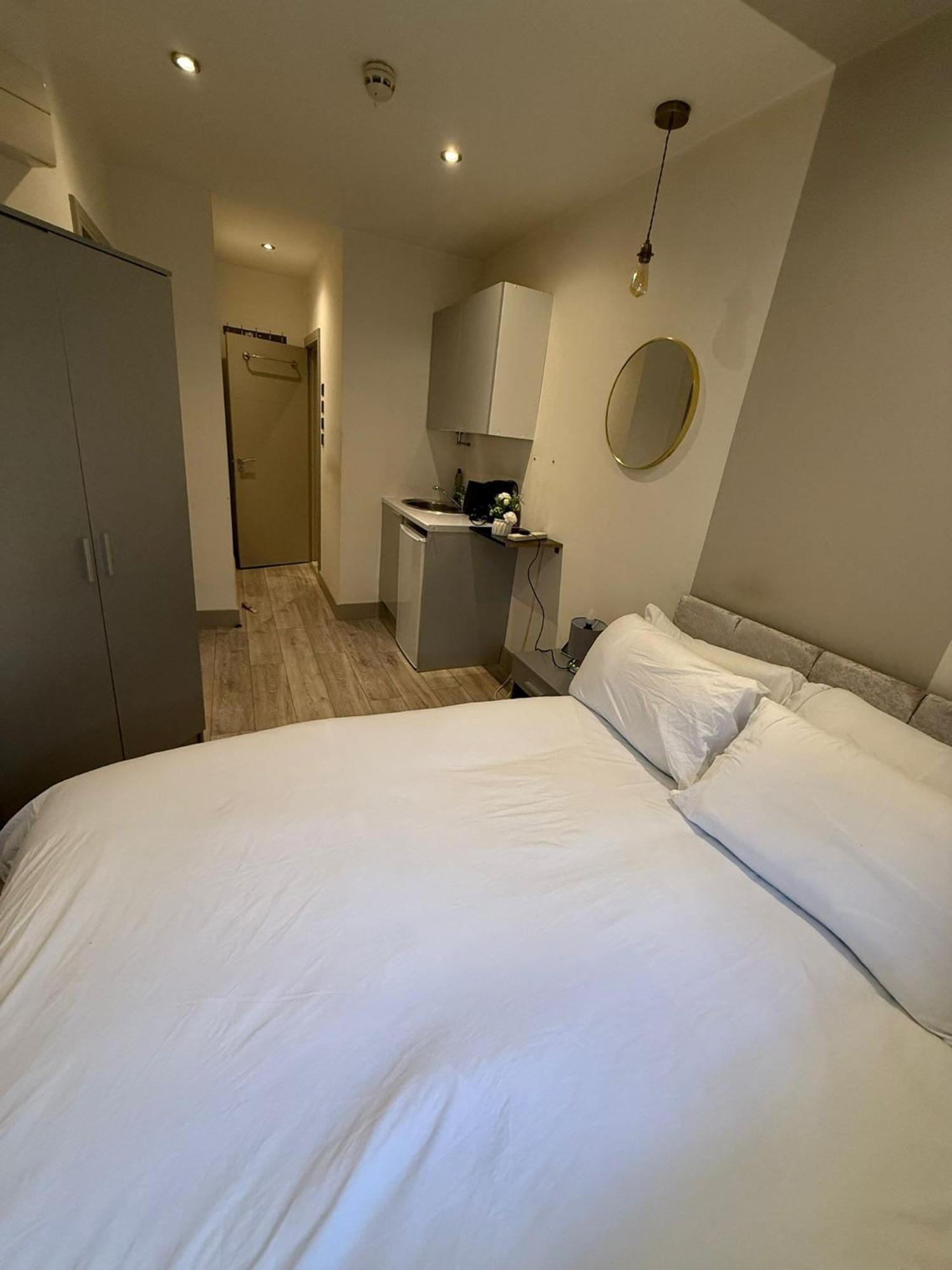 Letzi Premium Cozy Retreat Private En-suite Rooms, Wembley Gasthof London