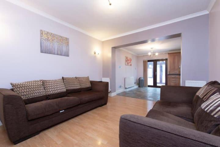 Holiday home Large 6 Bed With 9 Separate Beds 3 Baths 4 Toilets