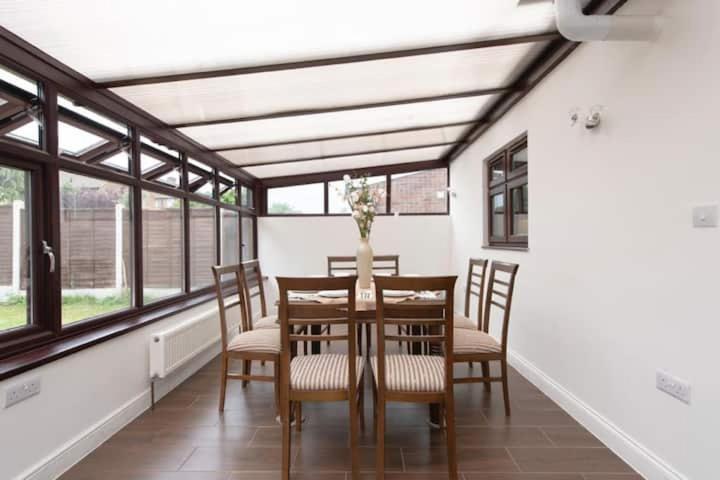 Large 6 Bed With 9 Separate Beds 3 Baths 4 Toilets