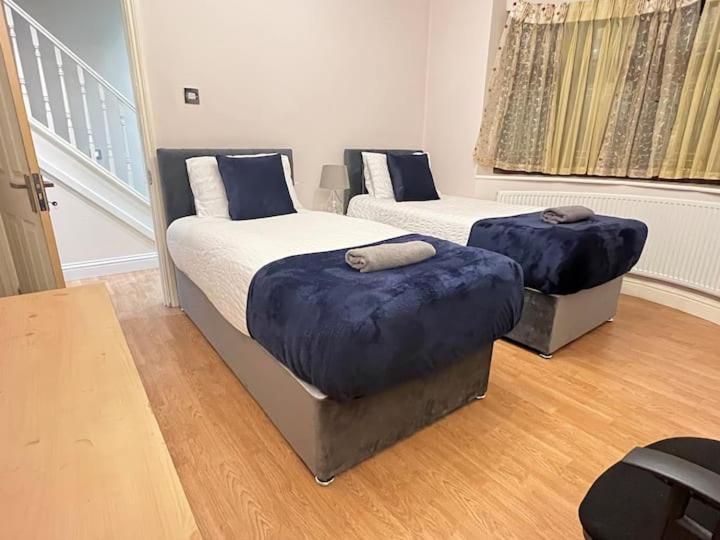Large 6 Bed With 9 Separate Beds 3 Baths 4 Toilets London
