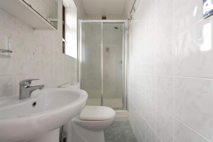 Holiday home Large 6 Bed With 9 Separate Beds 3 Baths 4 Toilets