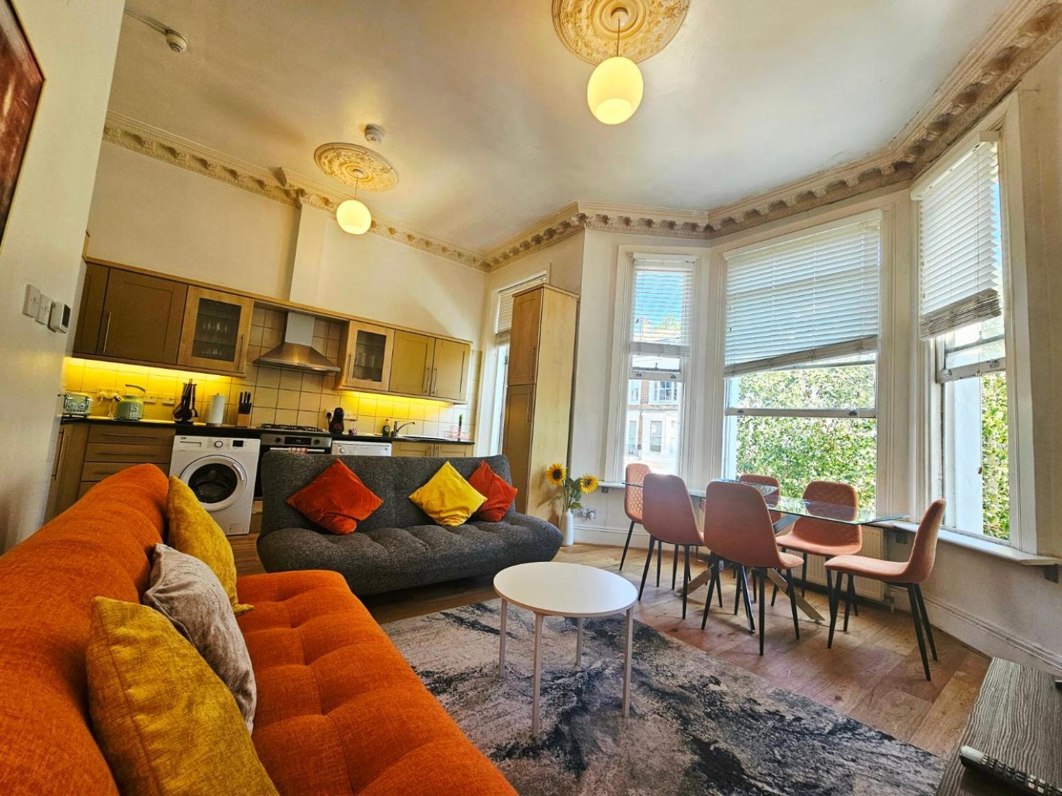 Charming With Private Balcony, On 1st Floor, With 2 Bathrooms, 3 Min Walk To Earl's Court Station London