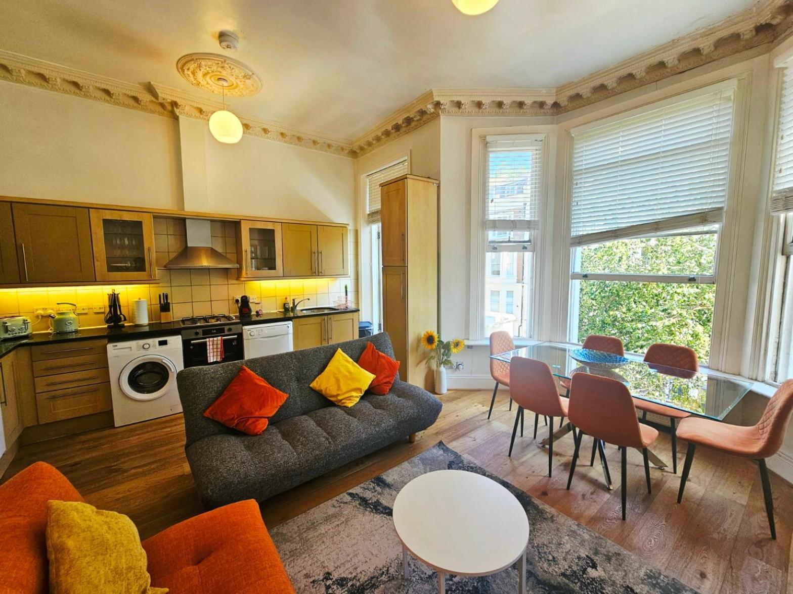 Charming With Private Balcony, On 1st Floor, With 2 Bathrooms, 3 Min Walk To Earl's Court Station * London