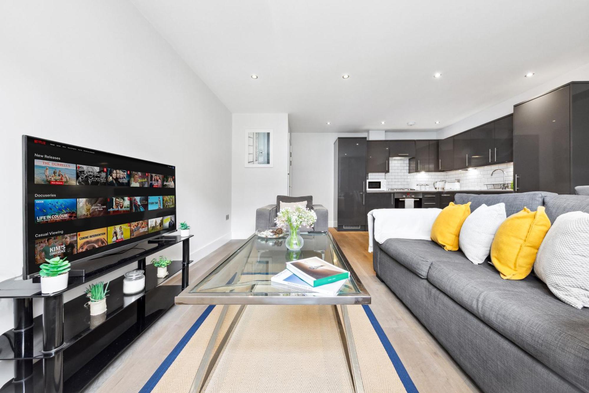 Luxury Two Bedroom Living - & Westminster Apartment