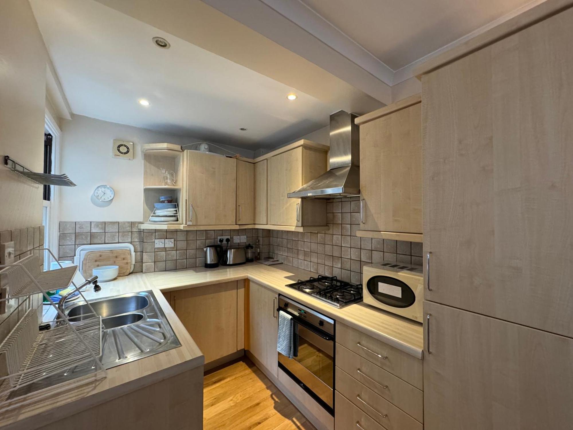 Bright 2 Bedroom Flat In London