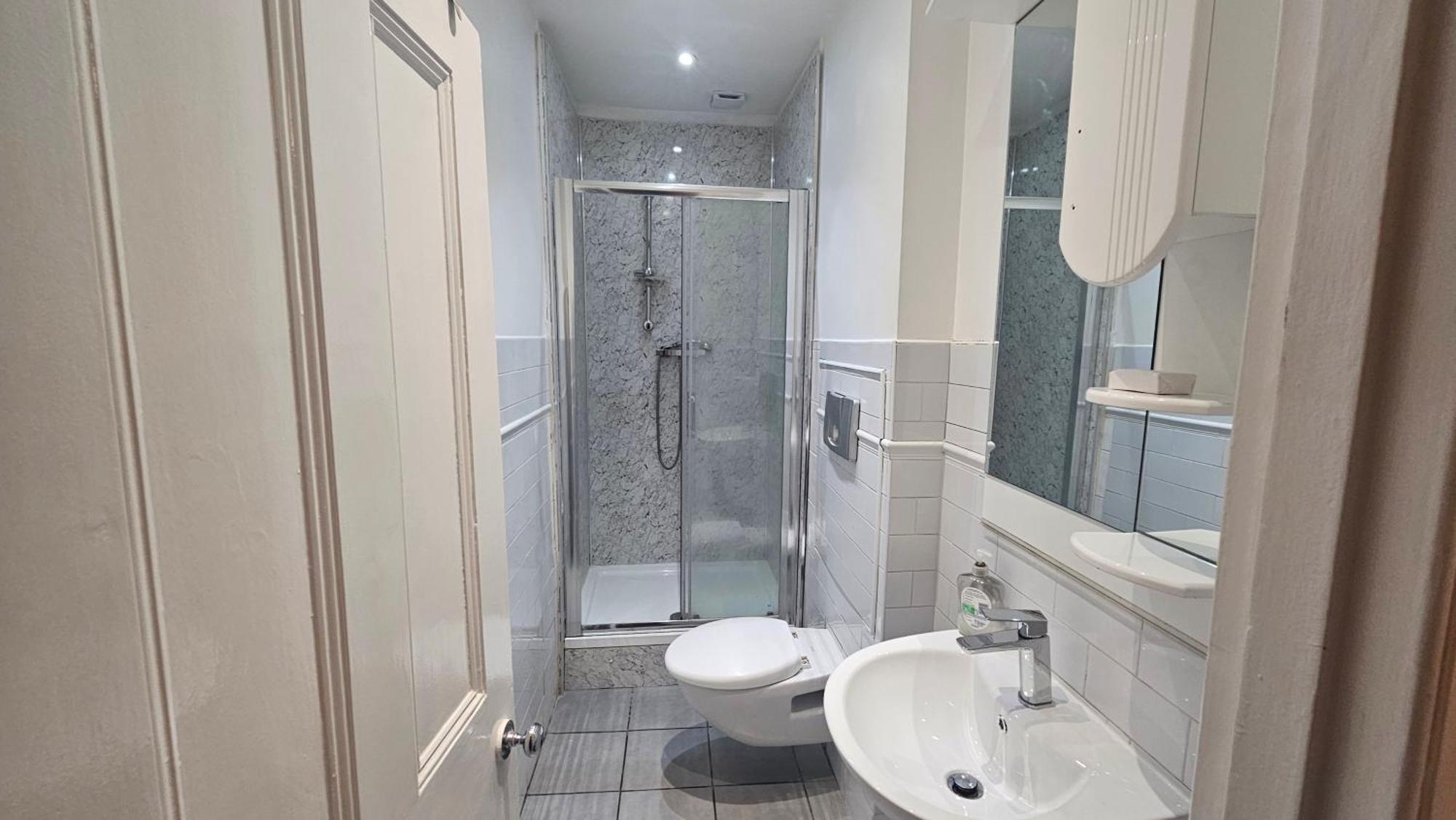 Kapselhotel Bright & Modern Double In East *