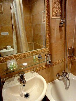 Dylan Earls Court Apartment London