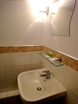 Dylan Earls Court Apartment London