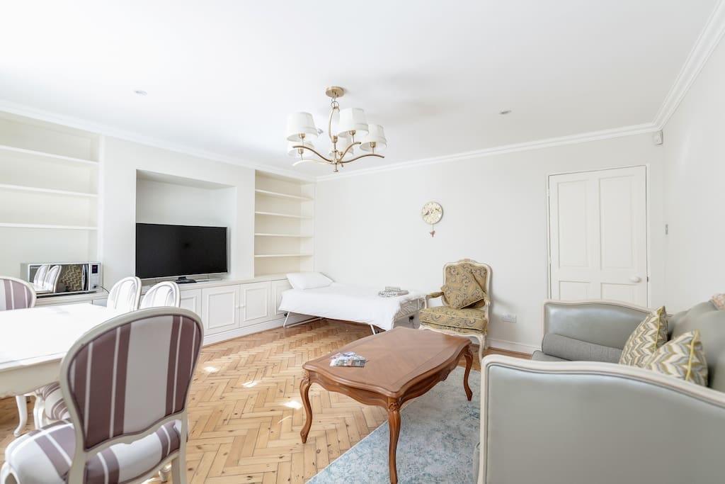 Victoria Square Apartment *