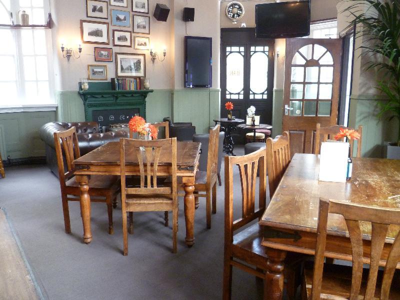 Publove @ The White Ferry, Victoria Hostel London
