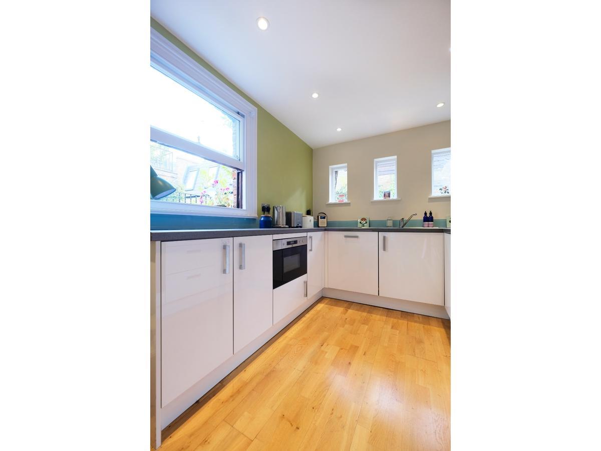 Pass The Keys Charming Portobello Road Holiday home