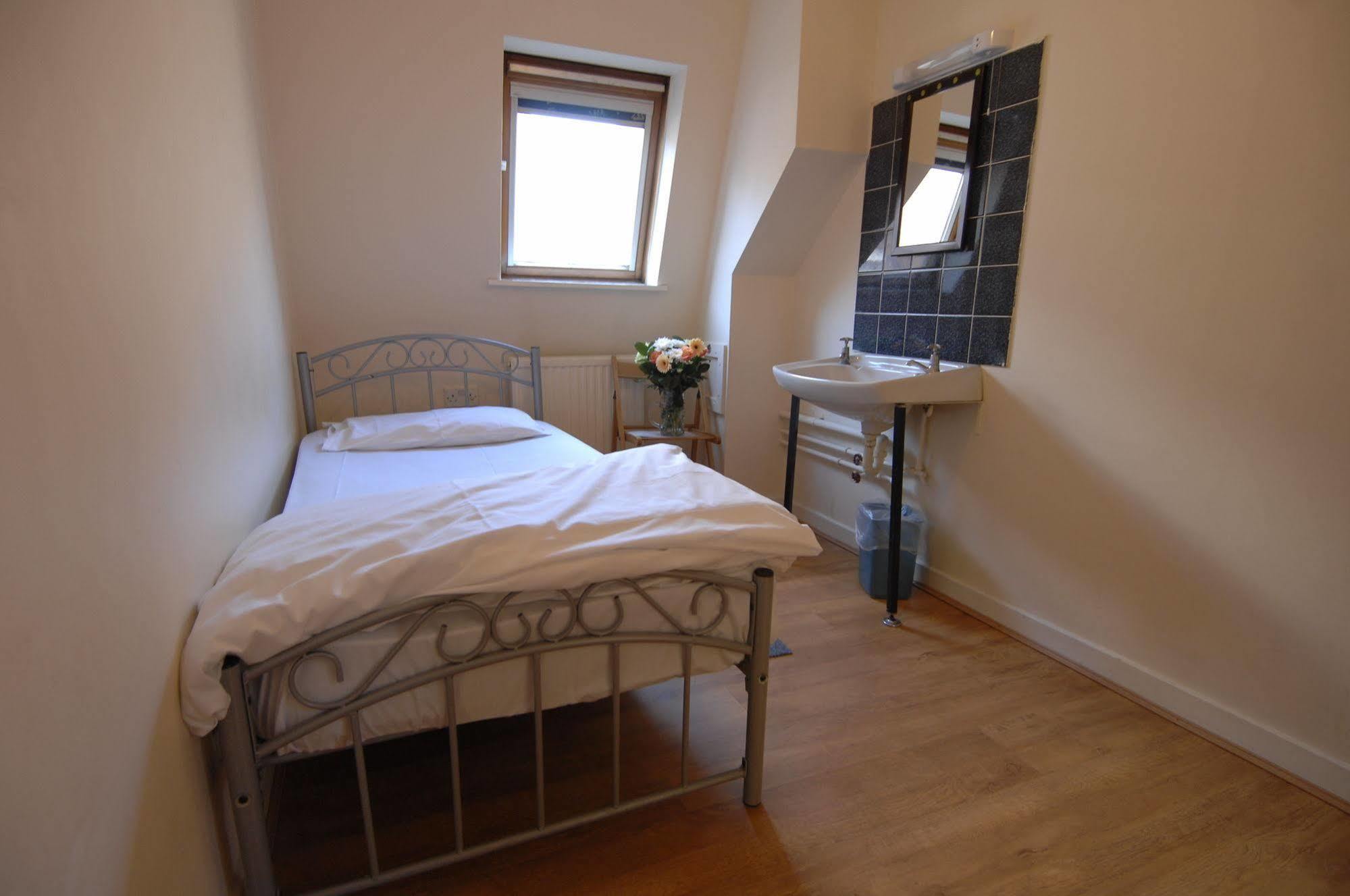 Barkston Earls Court Hostel *