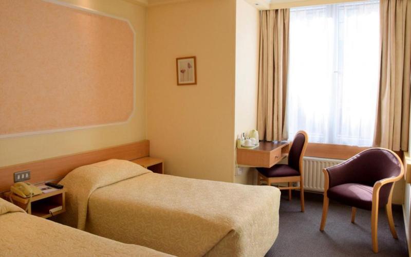Lancaster Hall Hotell 3*