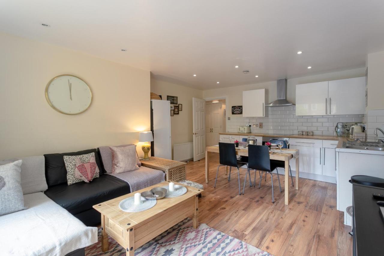 Stylish And Homely 4 Bedroom In East Apartment London