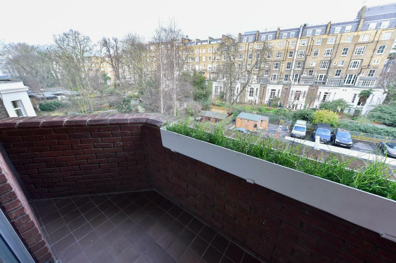 Minimalist Studio With Balcony In Kensington, Sleeps 4 Leilighet London