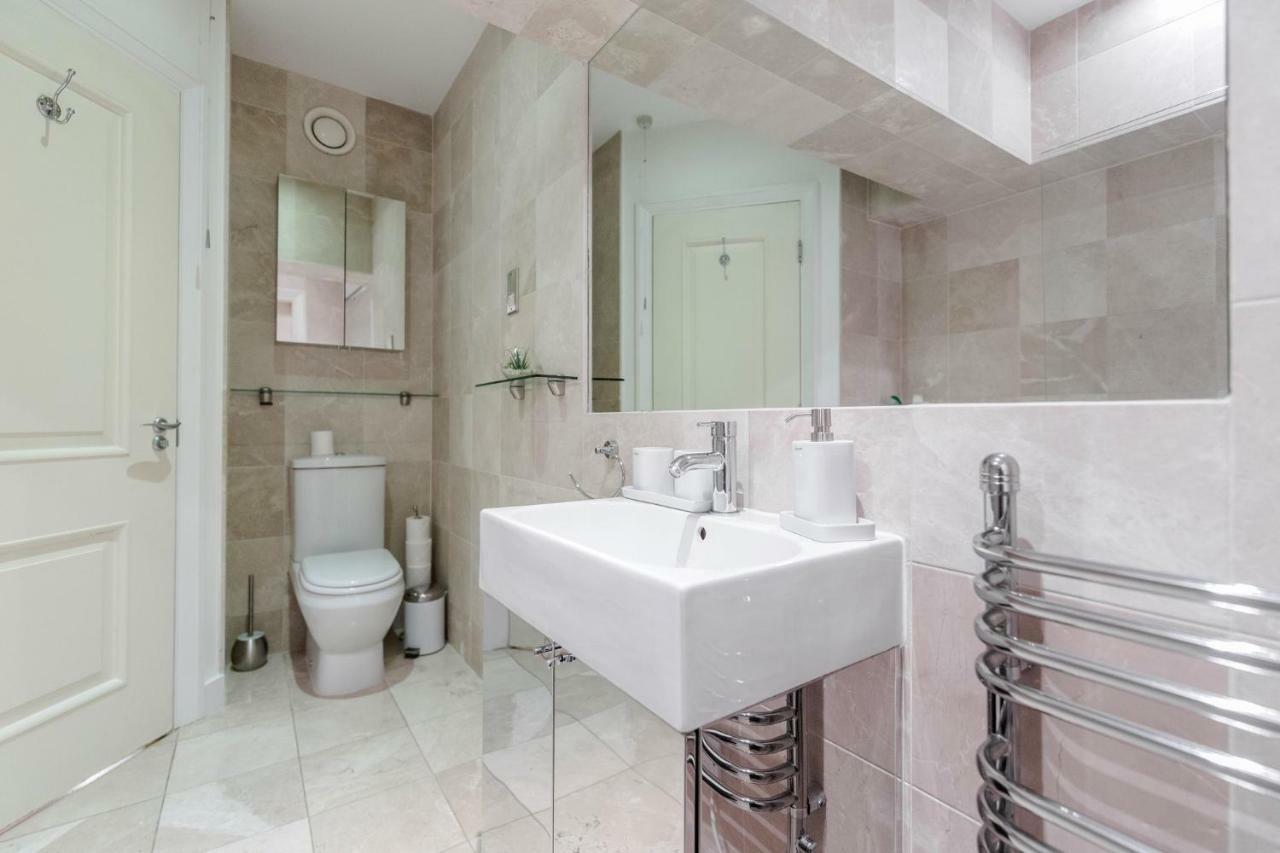 Outstanding Trafalgar Penthouse, Sleeps 8 Londen
