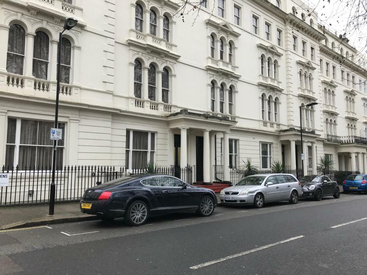 Hyde Park Has Private Balcony With Tranquil Garden View *