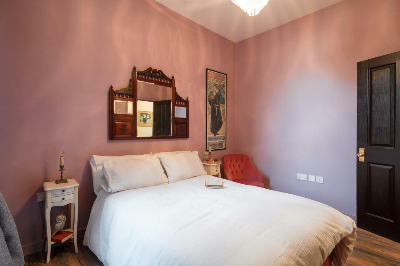 Courcy Road - 7 Bedroom - Sleeps Up To 22 Apartment London
