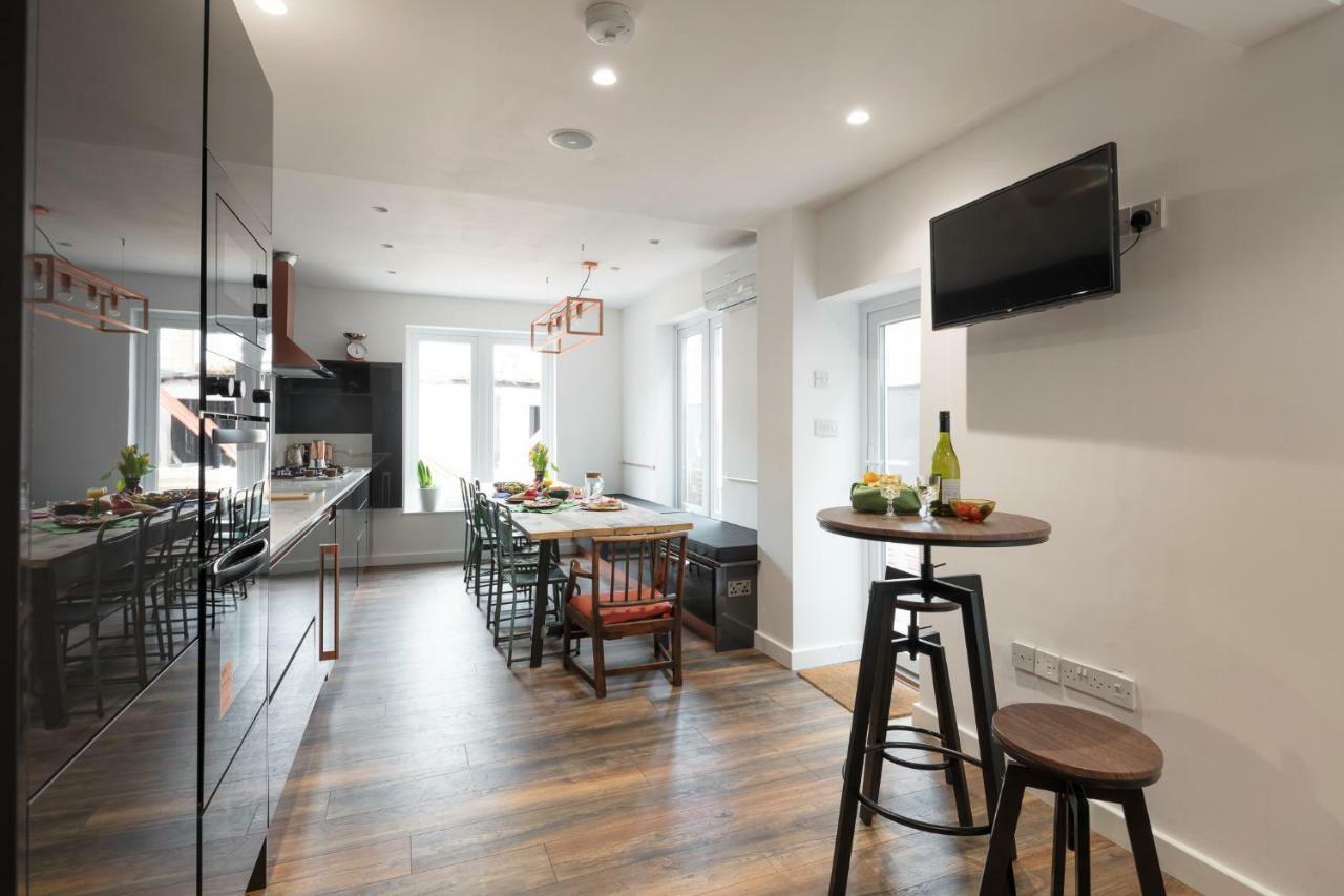 Apartment Courcy Road - 7 Bedroom - Sleeps Up To 22 London