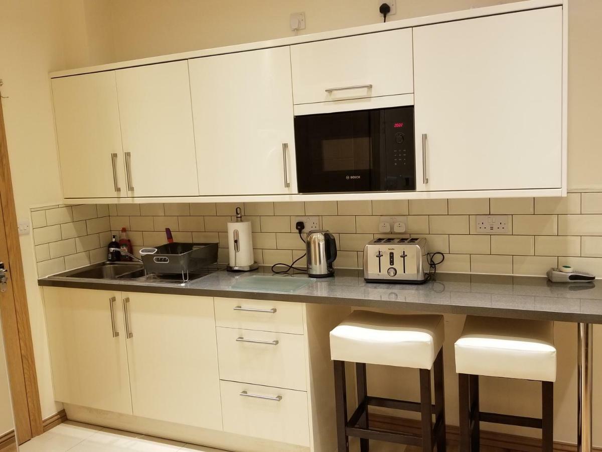 Luxury 1min Walk From Underground, With Free Parking Free Wifi Appartement Londen