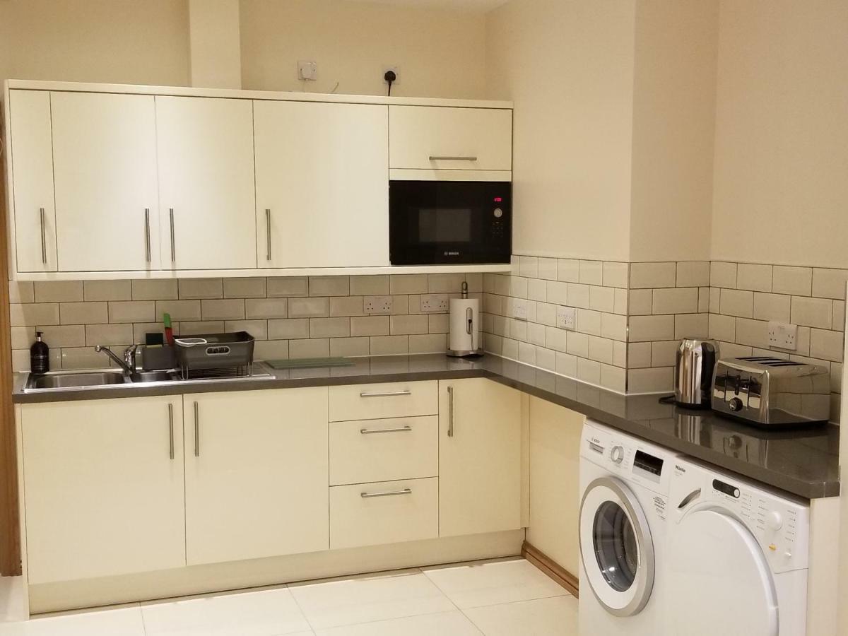 Luxury 1min Walk From Underground, With Free Parking Free Wifi *