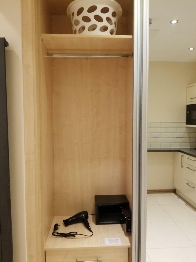 Luxury 1min Walk From Underground, With Free Parking Free Wifi