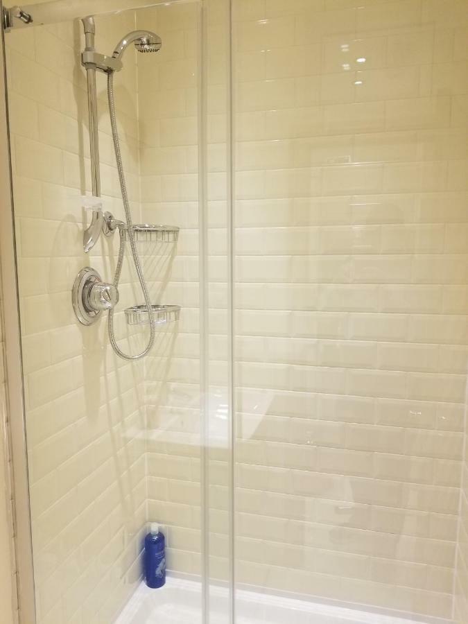 Luxury 1min Walk From Underground, With Free Parking Free Wifi Londen