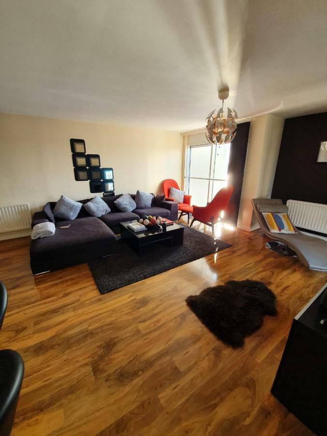 Affluent Riverside Sark Tower Apartment