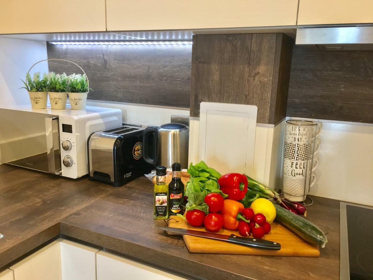 2-bedrooms Modern Next To Velodrome, Lounge, Balcony, Parking, Abba London