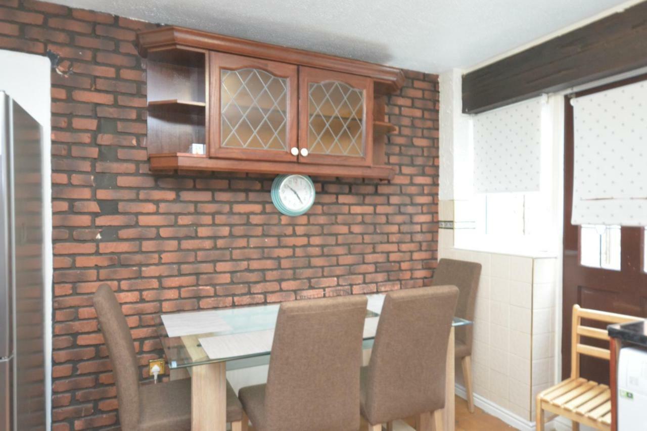 Four Bedroom Townhouse 12 Minutes Walk To Excel Exhibition Centre Holiday home London
