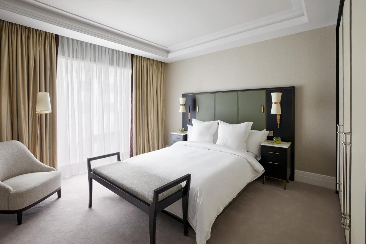 Four Seasons Residences At Ten Trinity Square Hotel 5*