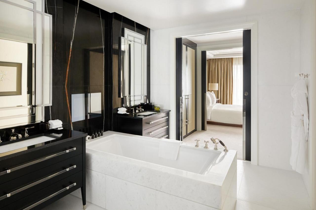 Four Seasons Residences At Ten Trinity Square