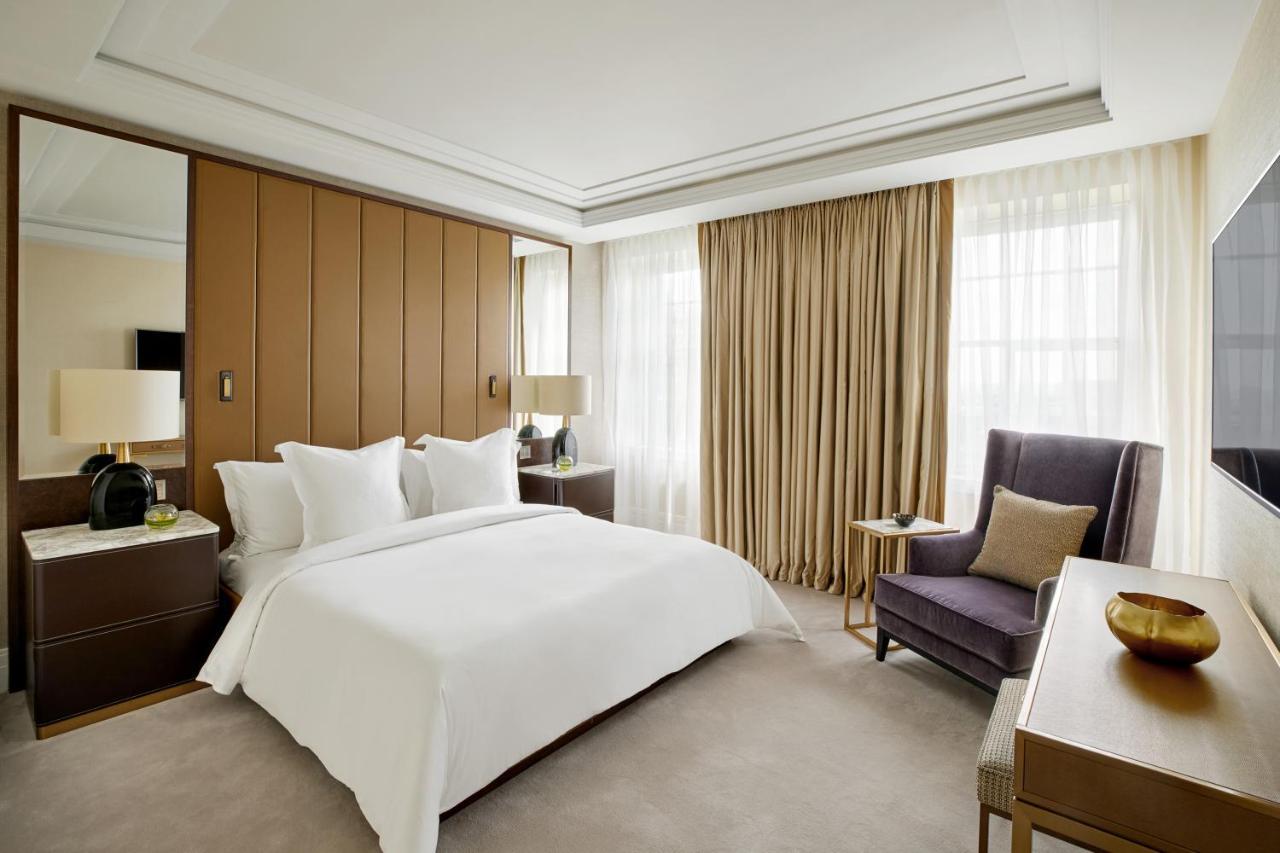 Four Seasons Residences At Ten Trinity Square Hotel 5*